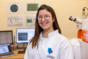 PhD student Laura Fantuzzi in the lab